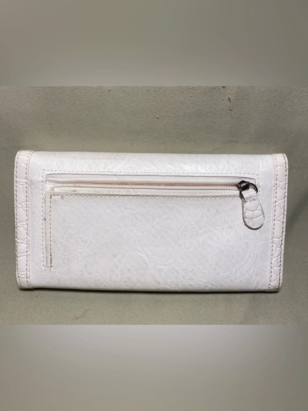 Betty Boop Women’s Leather Bi-Fold Wallet with Hardware emblem New